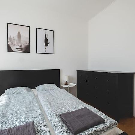 Bright Downtown Balcony Retreat Apartment Будапеща Екстериор снимка