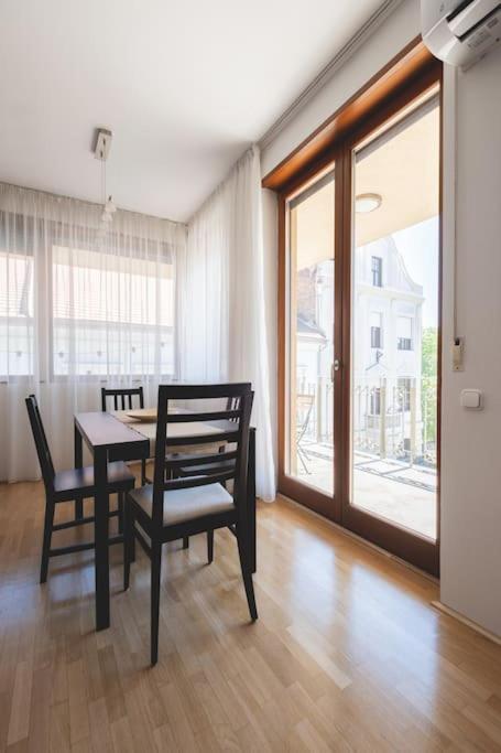 Bright Downtown Balcony Retreat Apartment Будапеща Екстериор снимка
