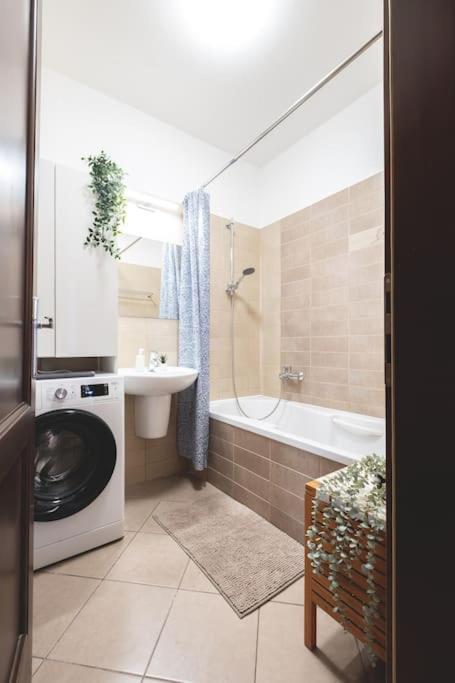 Bright Downtown Balcony Retreat Apartment Будапеща Екстериор снимка