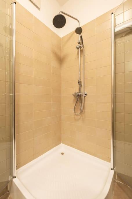 Bright Downtown Balcony Retreat Apartment Будапеща Екстериор снимка