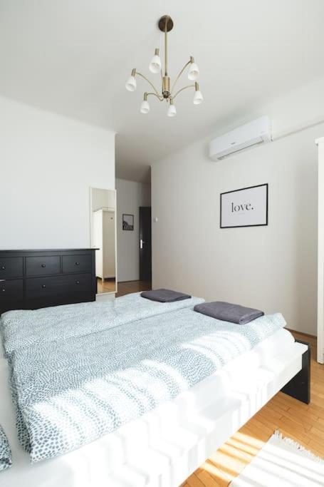 Bright Downtown Balcony Retreat Apartment Будапеща Екстериор снимка
