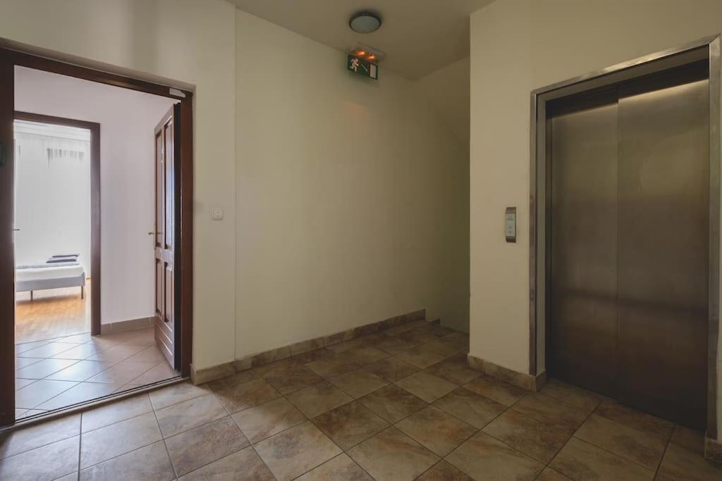 Bright Downtown Balcony Retreat Apartment Будапеща Екстериор снимка
