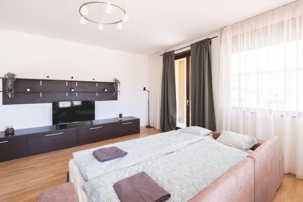 Bright Downtown Balcony Retreat Apartment Будапеща Екстериор снимка