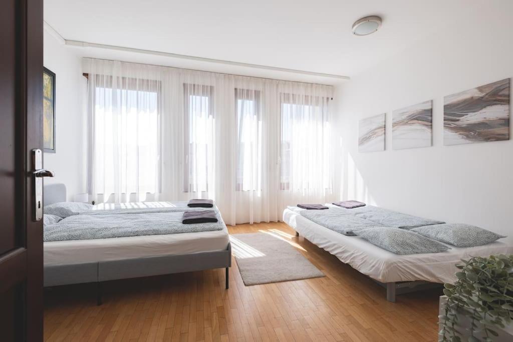 Bright Downtown Balcony Retreat Apartment Будапеща Екстериор снимка