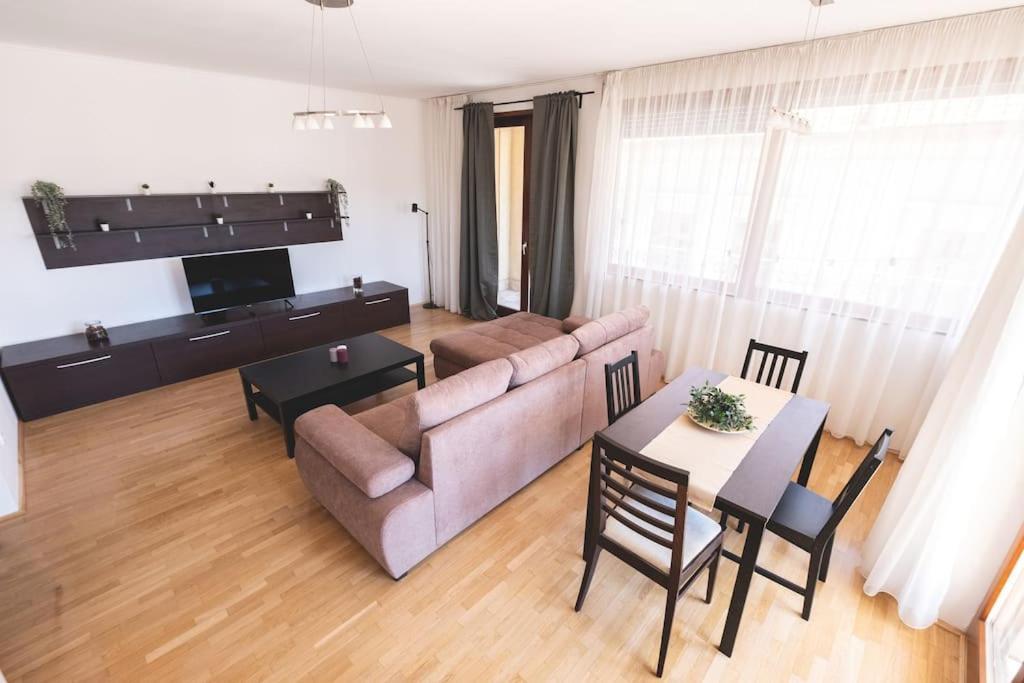 Bright Downtown Balcony Retreat Apartment Будапеща Екстериор снимка
