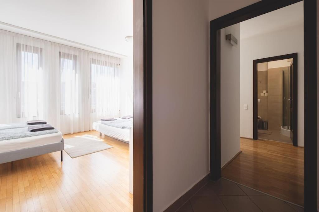 Bright Downtown Balcony Retreat Apartment Будапеща Екстериор снимка