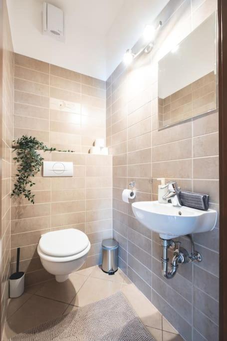 Bright Downtown Balcony Retreat Apartment Будапеща Екстериор снимка