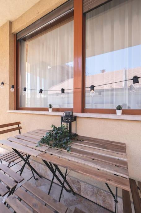 Bright Downtown Balcony Retreat Apartment Будапеща Екстериор снимка