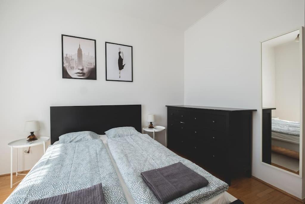 Bright Downtown Balcony Retreat Apartment Будапеща Екстериор снимка