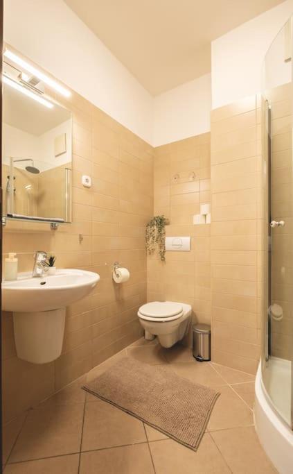 Bright Downtown Balcony Retreat Apartment Будапеща Екстериор снимка
