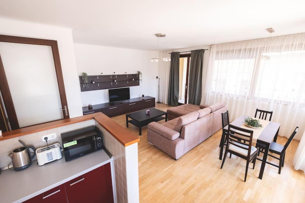Bright Downtown Balcony Retreat Apartment Будапеща Екстериор снимка