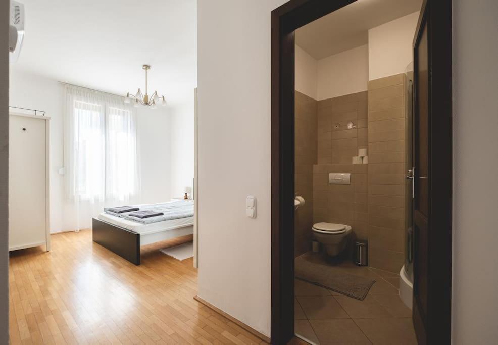 Bright Downtown Balcony Retreat Apartment Будапеща Екстериор снимка