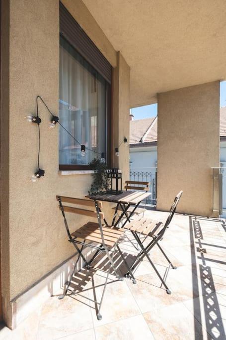 Bright Downtown Balcony Retreat Apartment Будапеща Екстериор снимка