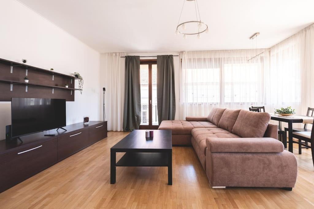 Bright Downtown Balcony Retreat Apartment Будапеща Екстериор снимка