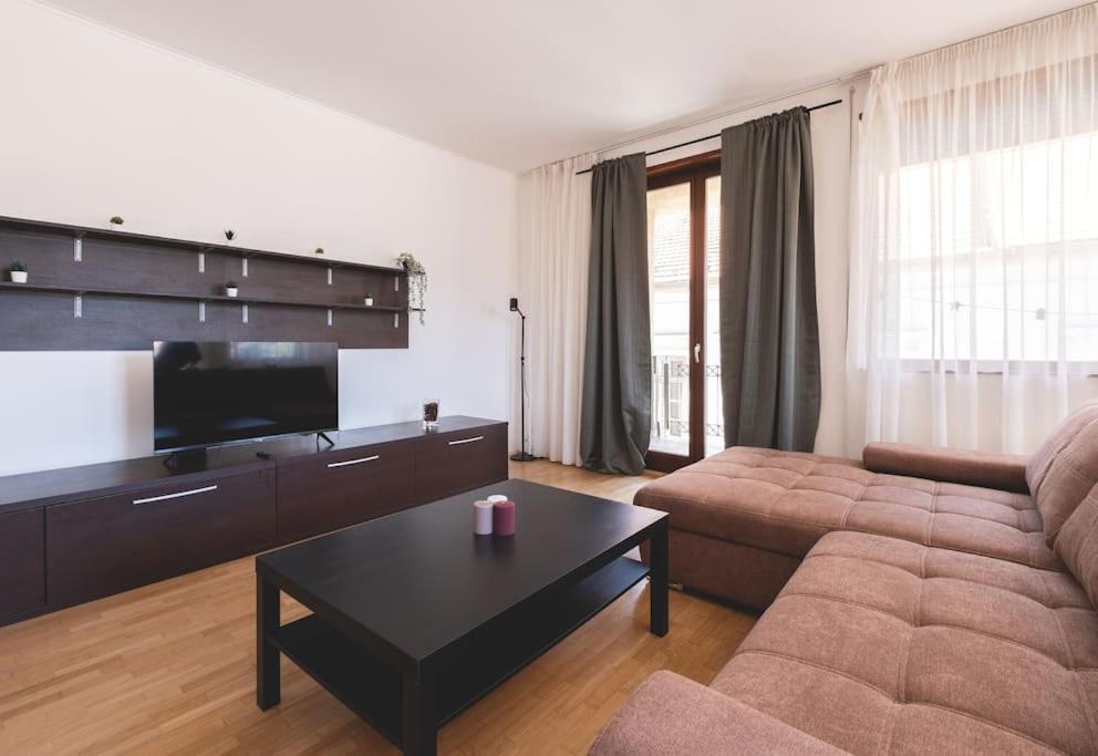 Bright Downtown Balcony Retreat Apartment Будапеща Екстериор снимка