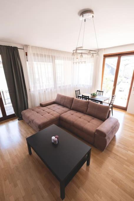 Bright Downtown Balcony Retreat Apartment Будапеща Екстериор снимка