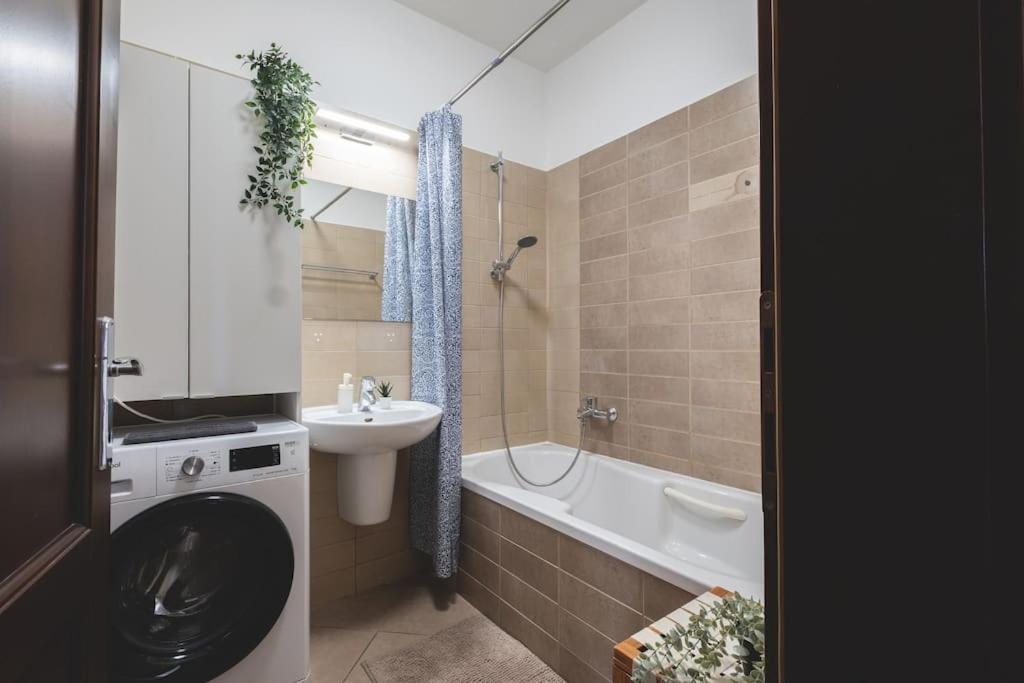 Bright Downtown Balcony Retreat Apartment Будапеща Екстериор снимка