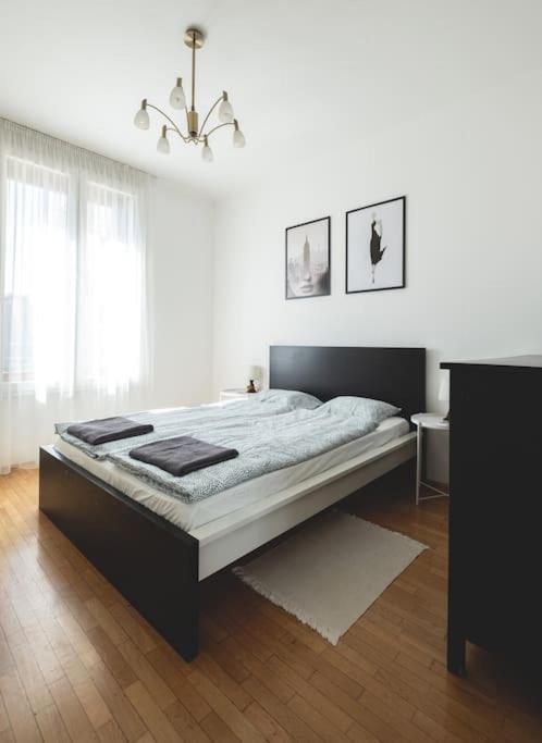 Bright Downtown Balcony Retreat Apartment Будапеща Екстериор снимка