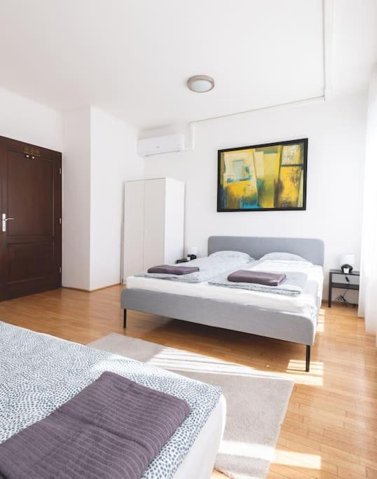 Bright Downtown Balcony Retreat Apartment Будапеща Екстериор снимка