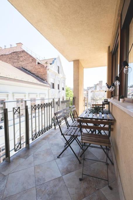 Bright Downtown Balcony Retreat Apartment Будапеща Екстериор снимка