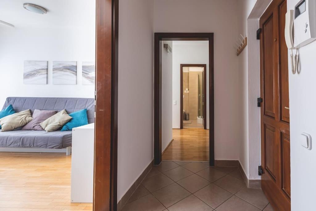 Bright Downtown Balcony Retreat Apartment Будапеща Екстериор снимка