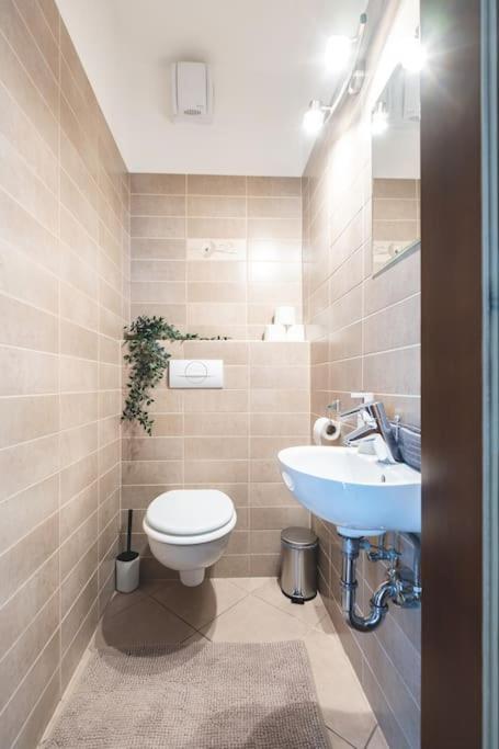 Bright Downtown Balcony Retreat Apartment Будапеща Екстериор снимка