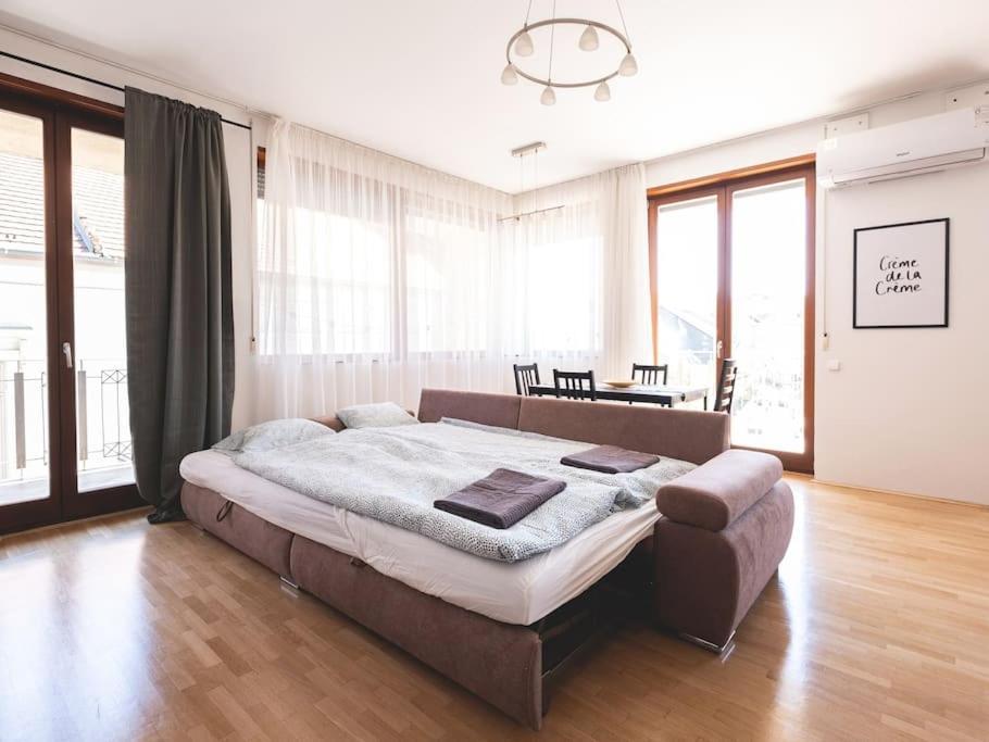 Bright Downtown Balcony Retreat Apartment Будапеща Екстериор снимка