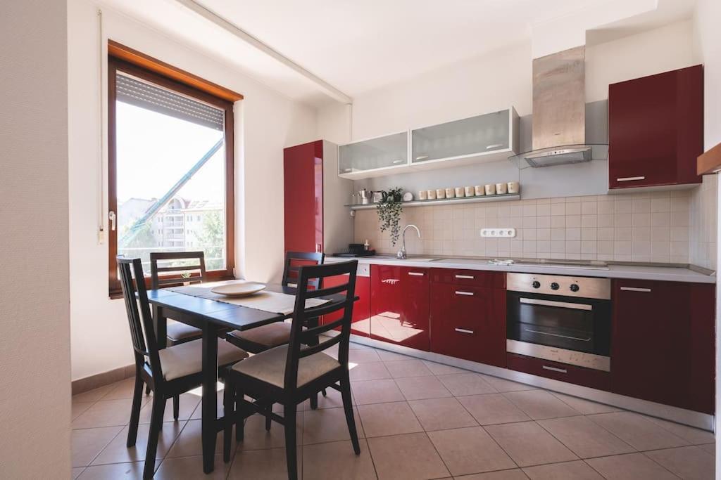 Bright Downtown Balcony Retreat Apartment Будапеща Екстериор снимка