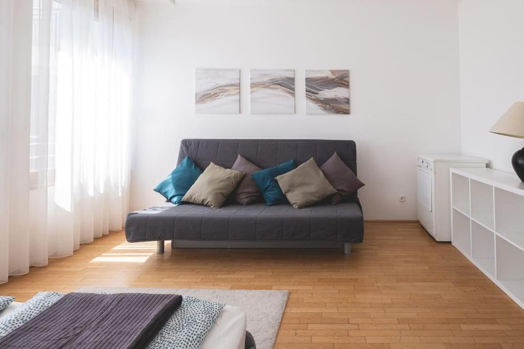 Bright Downtown Balcony Retreat Apartment Будапеща Екстериор снимка